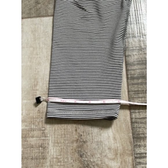 Black & White Striped Capri Workout Athletic Leggings American Eagle size S - Picture 7 of 7